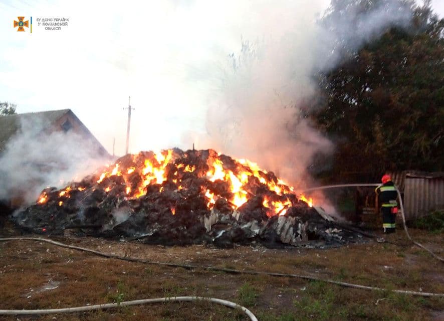 У Полтавському районі згорів сінник та 30 тонн сіна