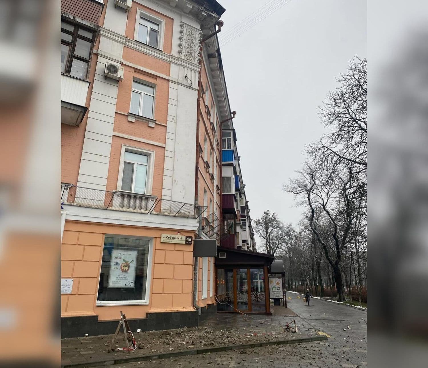 У центрі Полтави на тротуар відпав шмат фасаду будинку