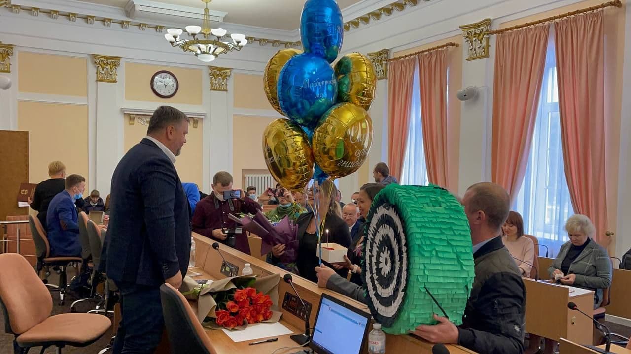 «Я секретар, а ти ніхто», – у сесійній залі Полтави звучать пісні а капела, лунають крики Гірко