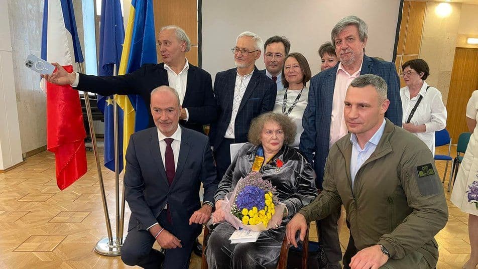 Ліну Костенко нагородили орденом Почесного легіону