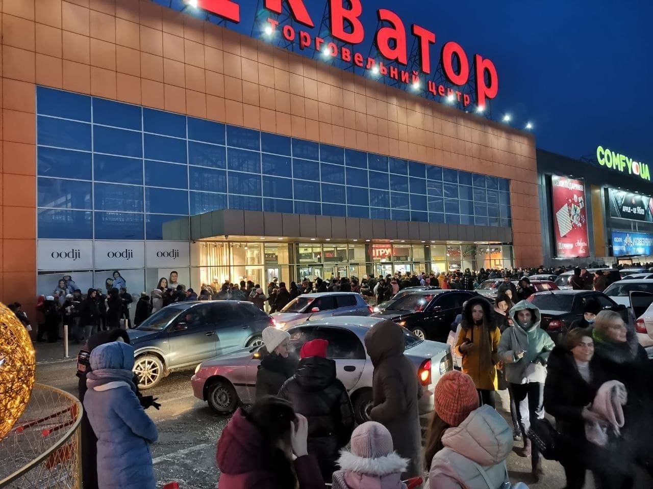 У Полтаві з ТРЦ евакуйовують людей: поліція шукає вибухівку