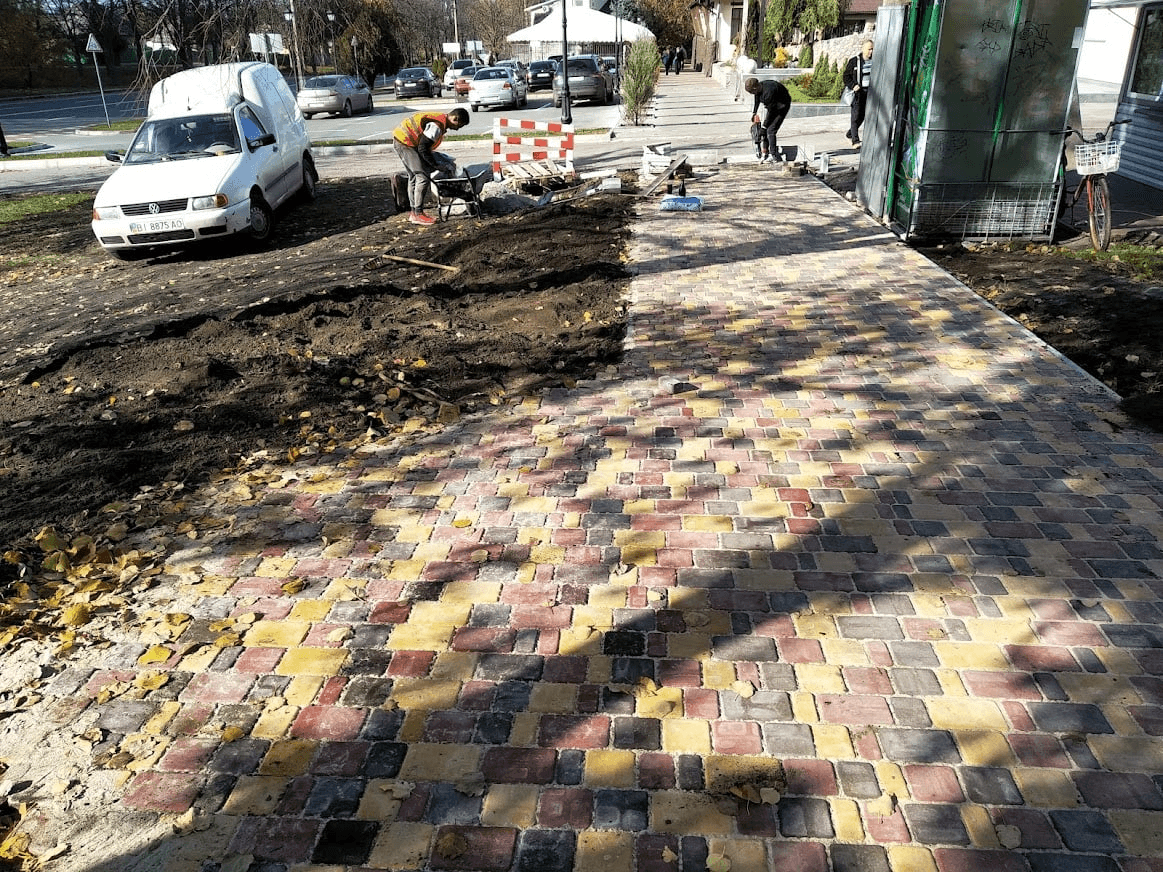 У Миргороді оновлюють тротуари