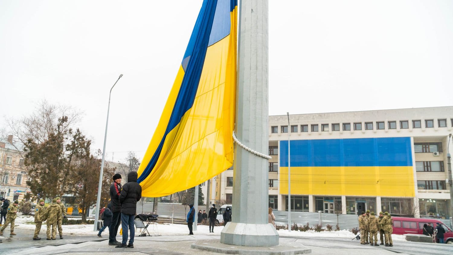 До Дня єднання в Полтаві підняли найвищий прапор (фоторепортаж)