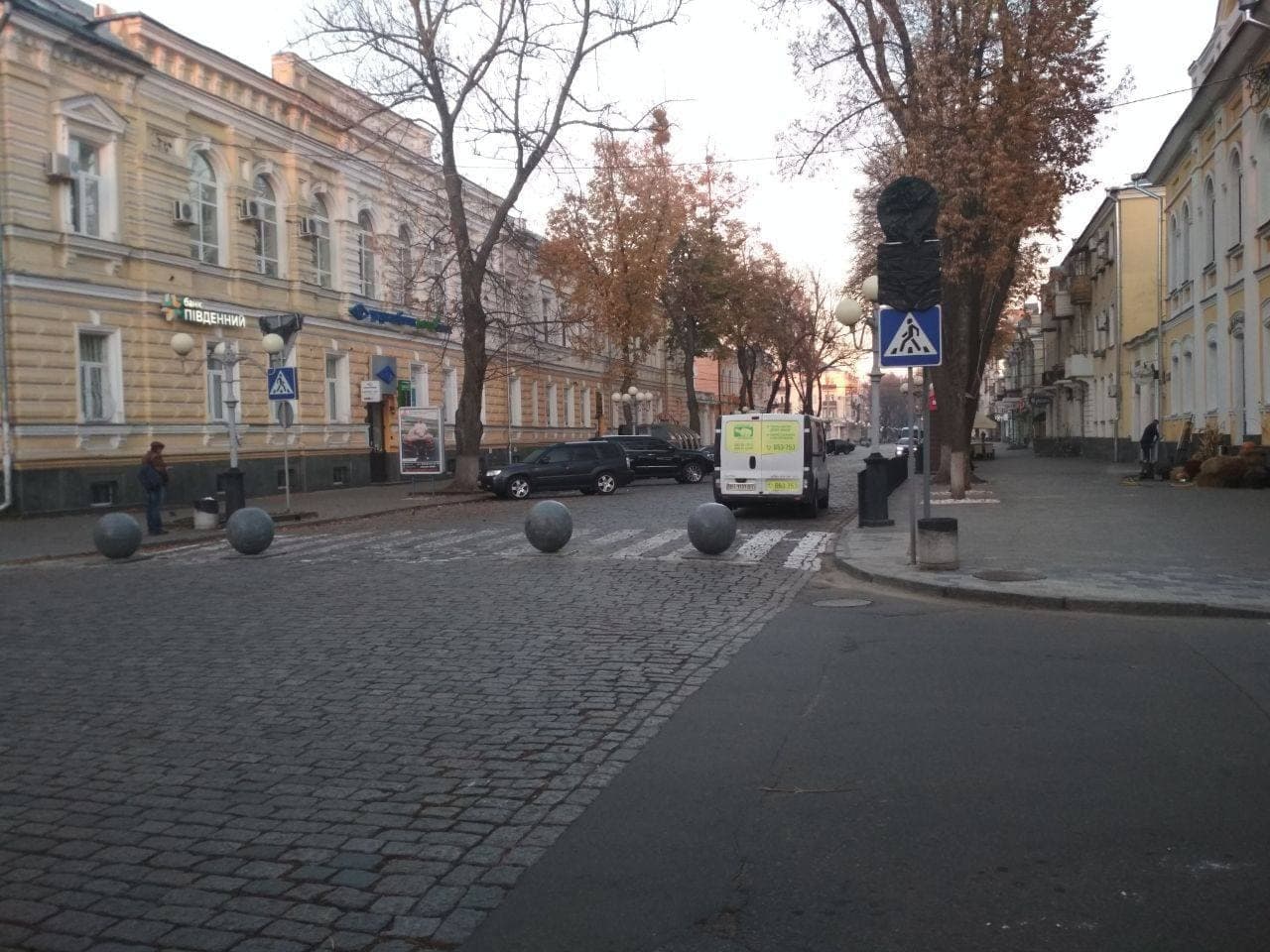 Патрульні Полтави знайшли водія, який збив гранітну сферу на Соборності