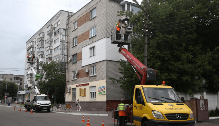 У Кременчуці облаштовують вулиці сучасним освітленням