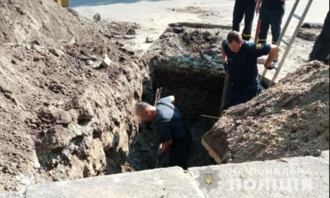 У Кременчуці чоловіка на смерть засипало землею