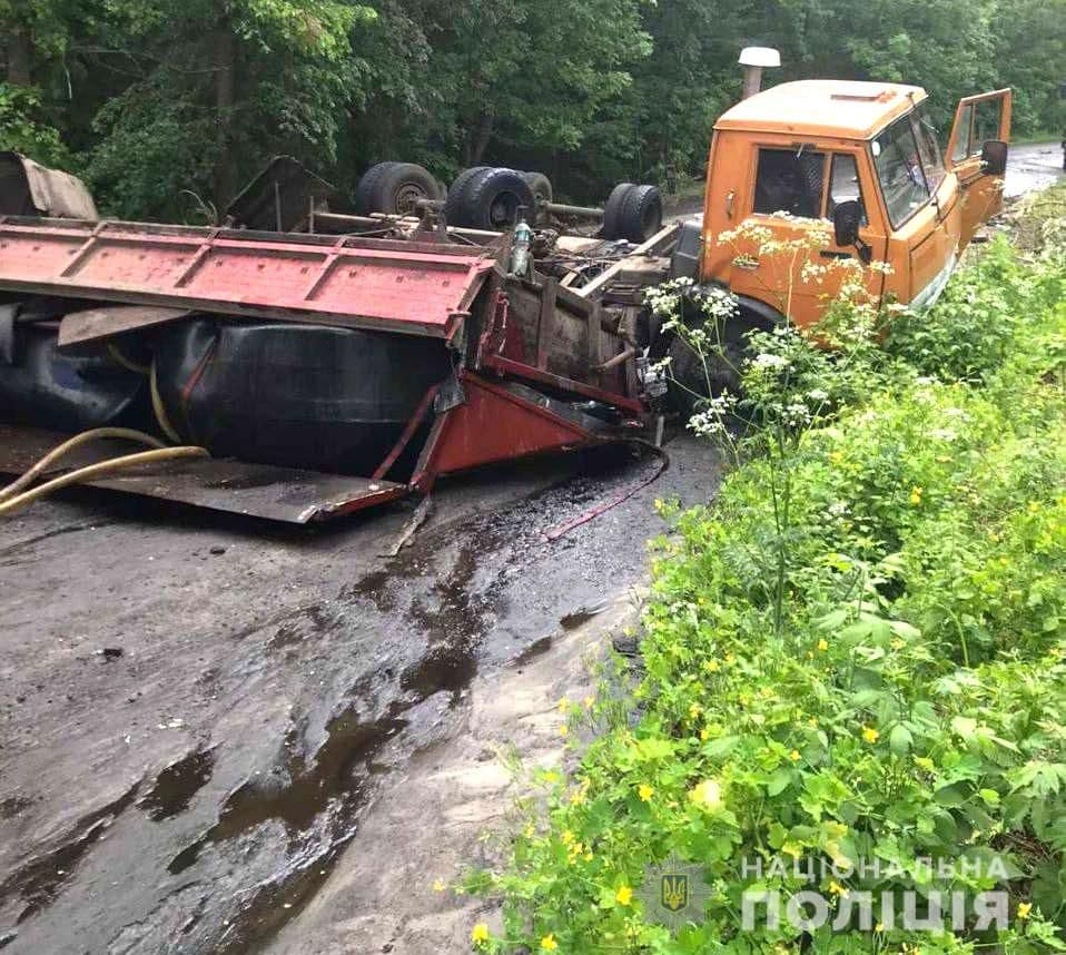 На Полтавщині перекинулася вантажівка: мінеральні добрива витекли у річку