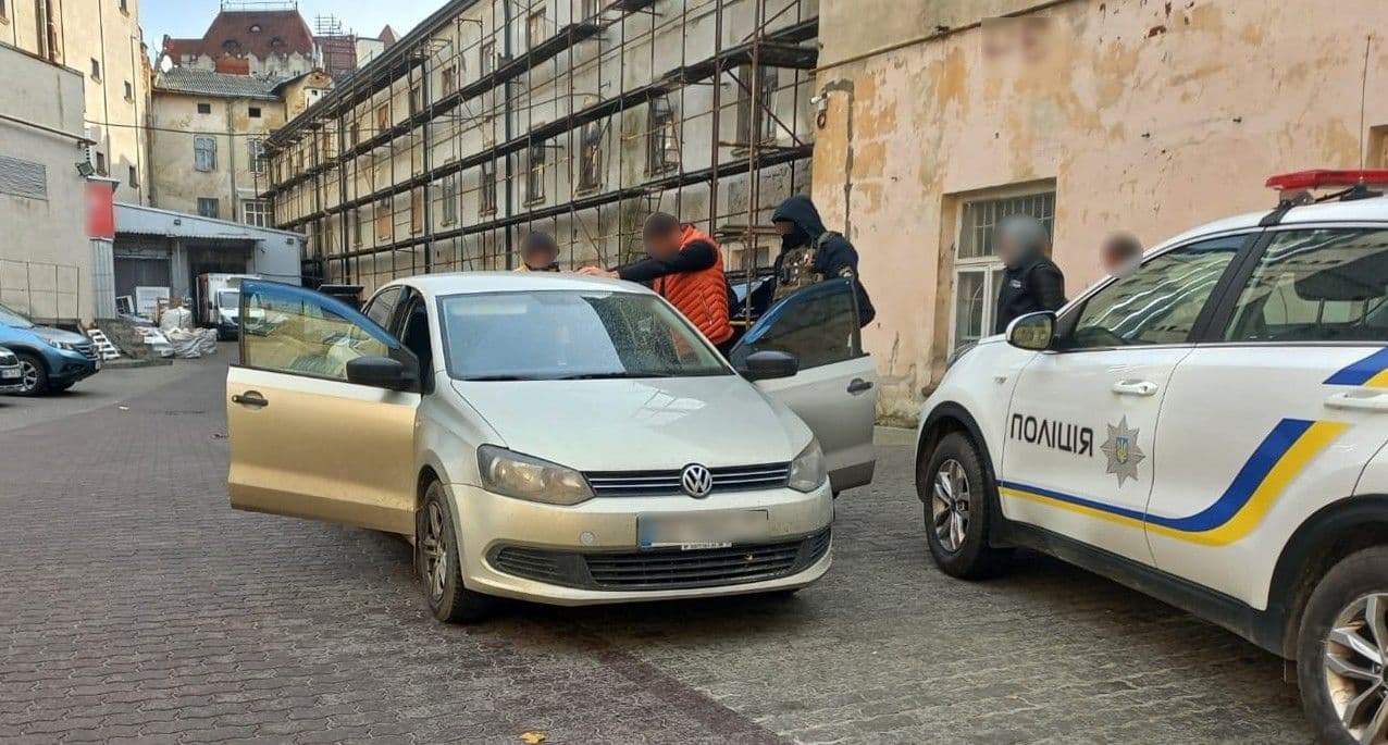 Підпалили авто через ревнощі: в Луцьку затримали двох жителів Полтавщини
