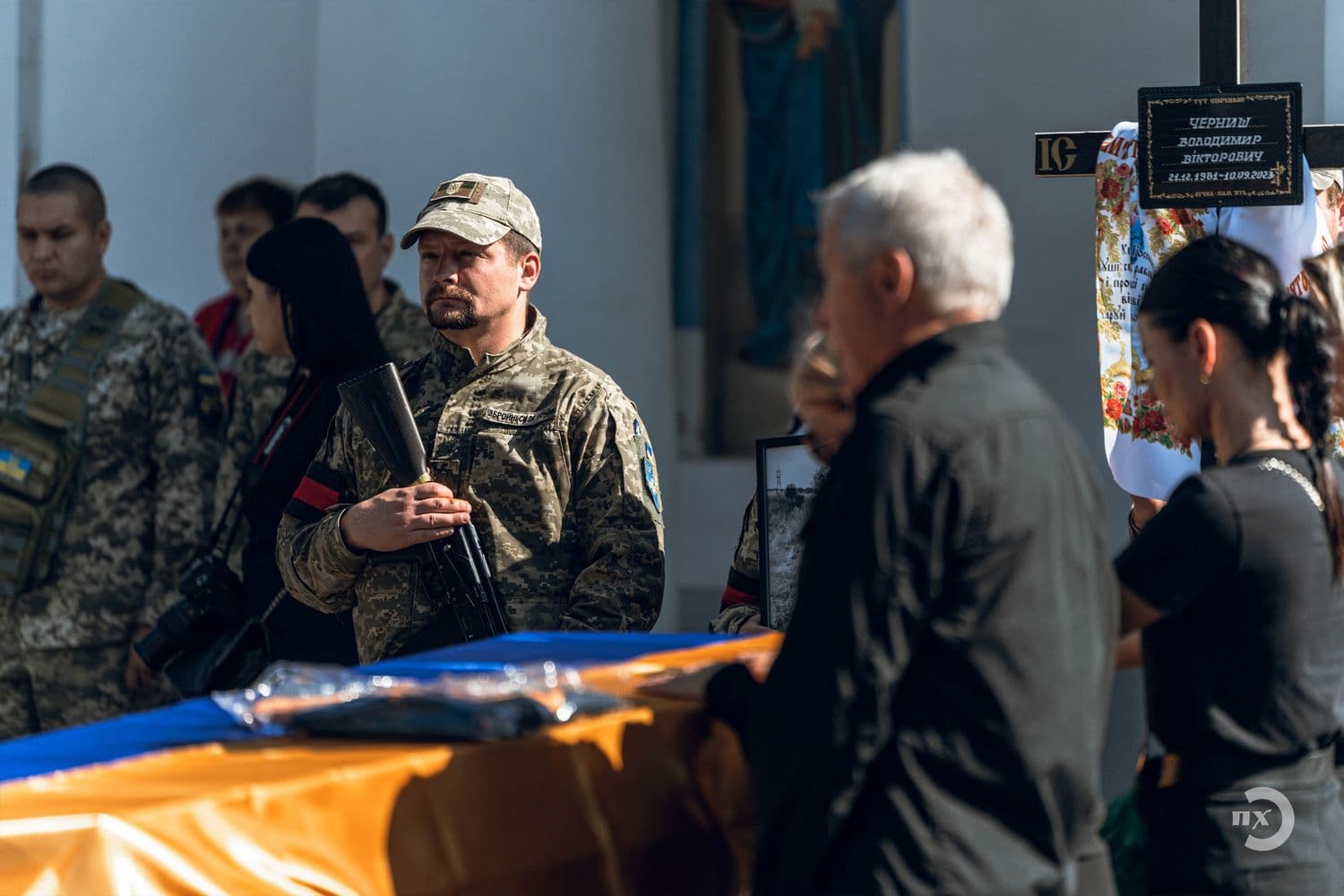 Прощання з загиблим воїном та декомунізація трьох районів Полтави — головне за 27 вересня