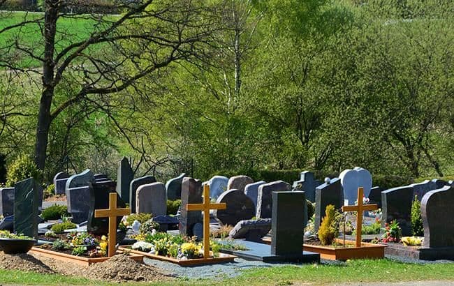 У Градизьку поліція склала протоколи на батьків дітей, які розважалися на кладовищі