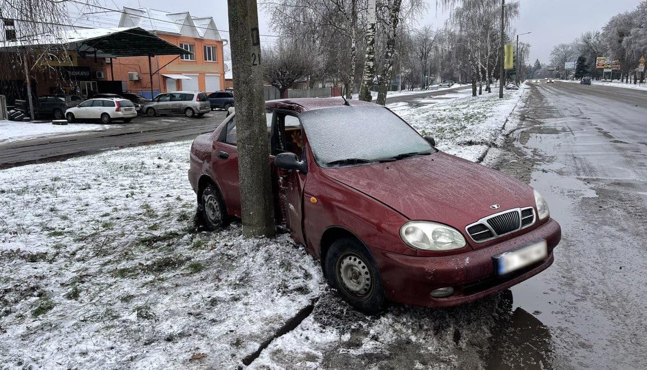 На Полтавщині автомобіль врізався в електроопору: пасажирка в лікарні