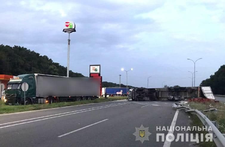На Полтавщині внаслідок ДТП перекинулася вантажівка