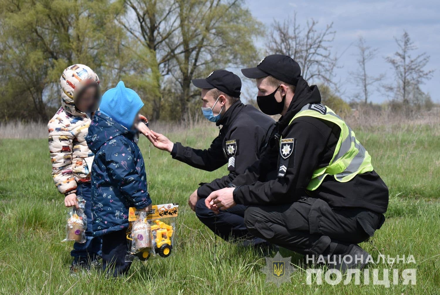 Поліцейські привітали з Великоднем двох маленьких хлопчиків, яких покинула мати