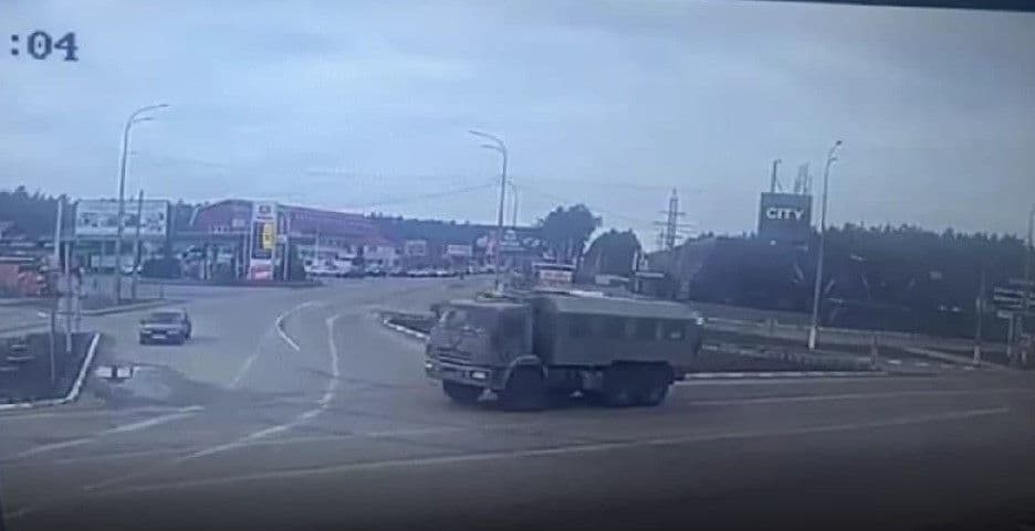 Військові РФ в'їхали у Київ на захоплених автомобілях ЗСУ (відео) — оновлено