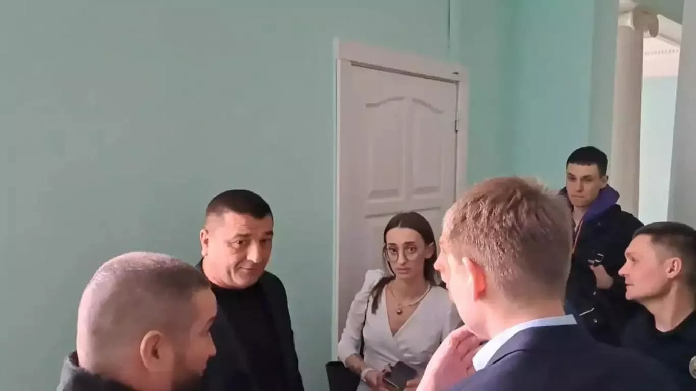 Прірва між цивільними та військовими та погрози журналістці з Полтави — головне за 21 червня