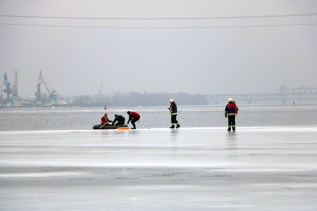 На Полтавщині двоє рибалок відкололись від берега на крижині