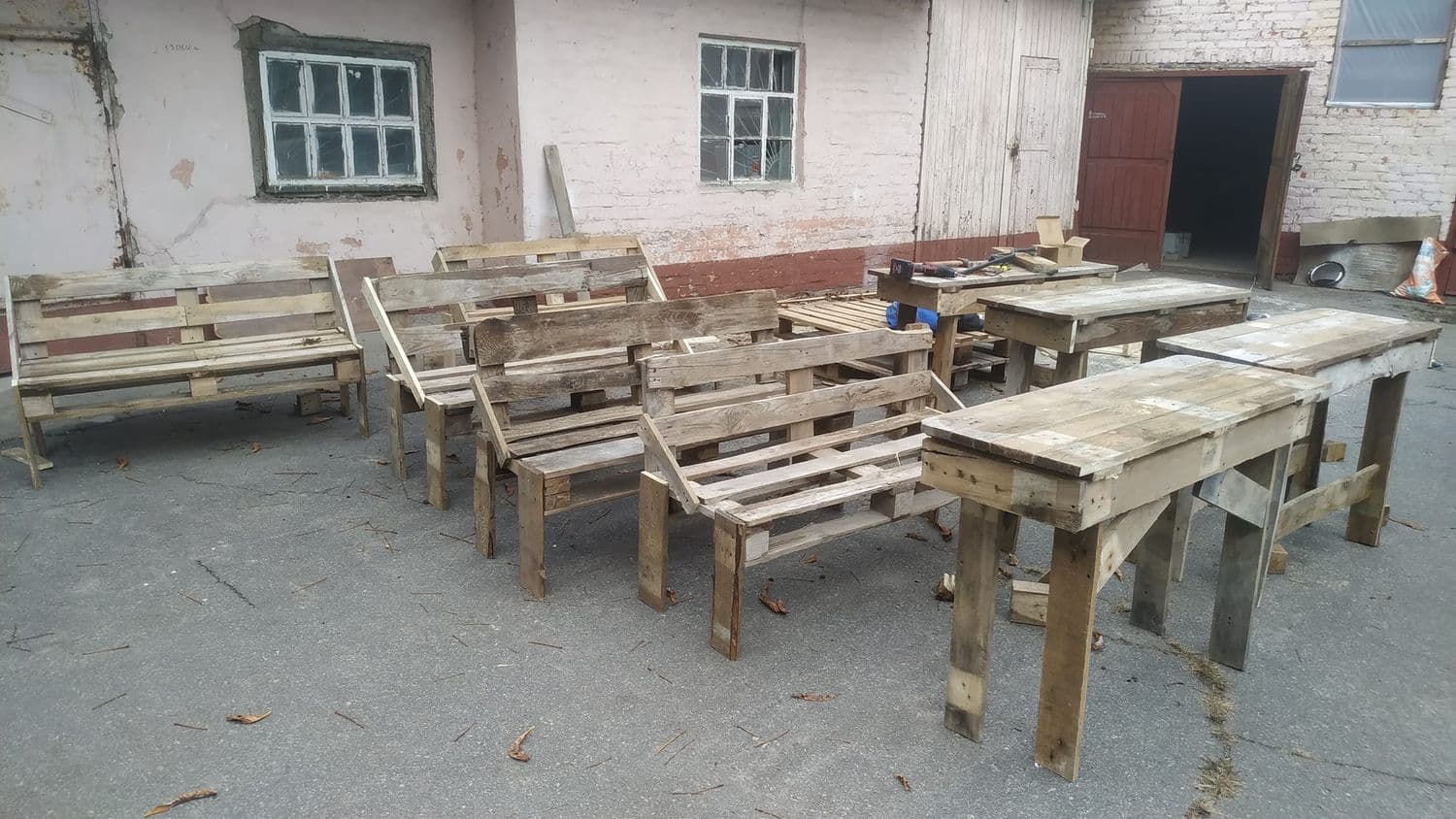 Волонтер із Полтавщини виготовляє з піддонів бандеролавки та петлюростоли