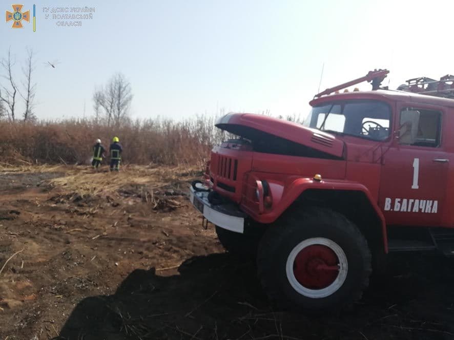 У Миргороді горіло кілька гектарів трави — пожежу гасили 10 годин