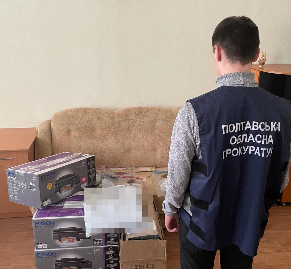 Жителька Кременчука очолила групу, яка підробляла офіційні документи