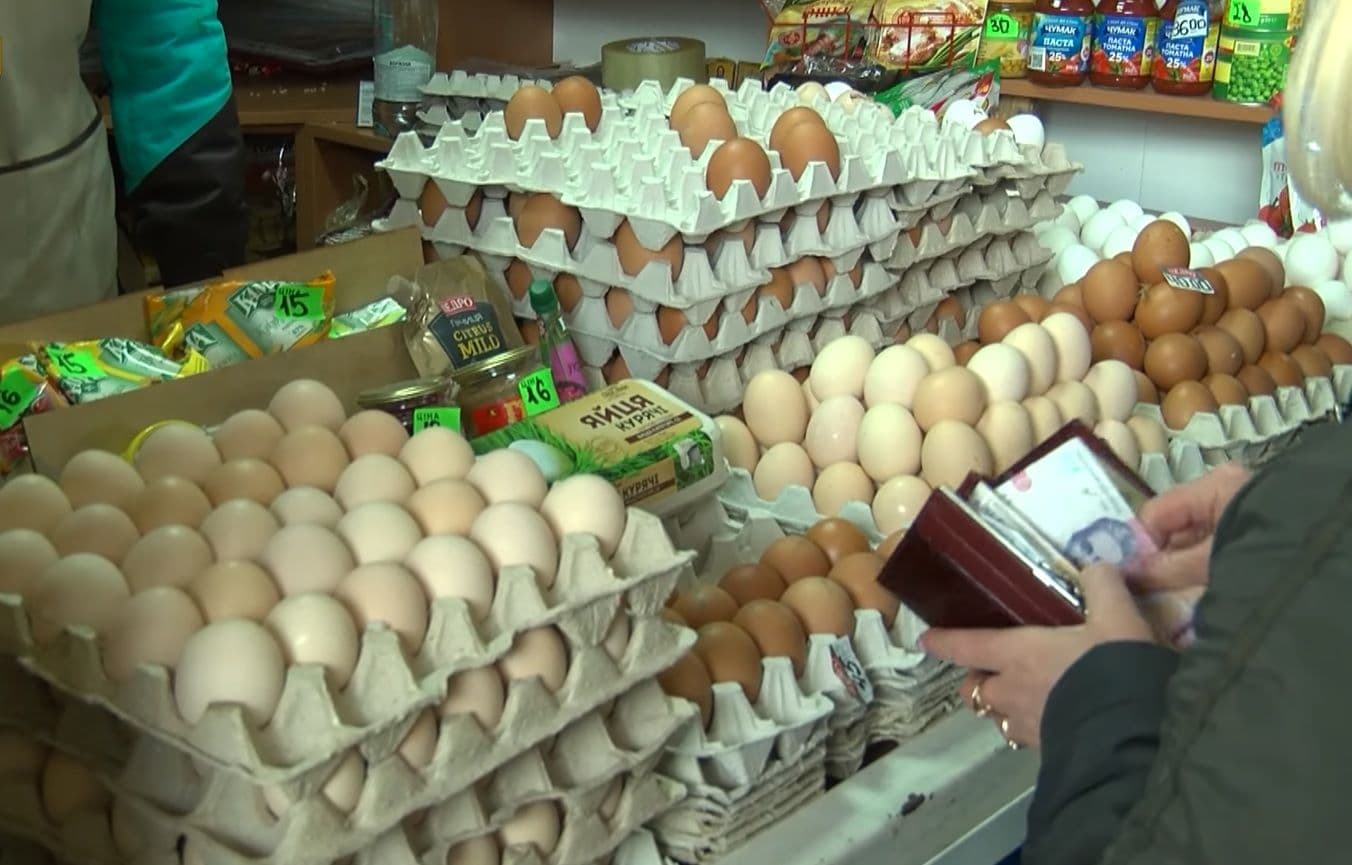 "На базарі всього вдосталь": скільки коштують продукти на ринку Полтави (відео)