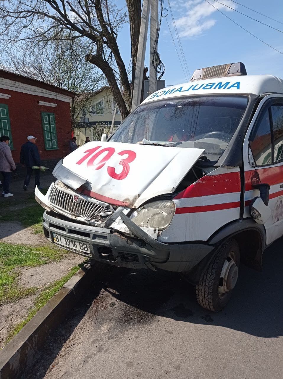 В Полтаві автівка не розминулась зі швидкою і перекинулась