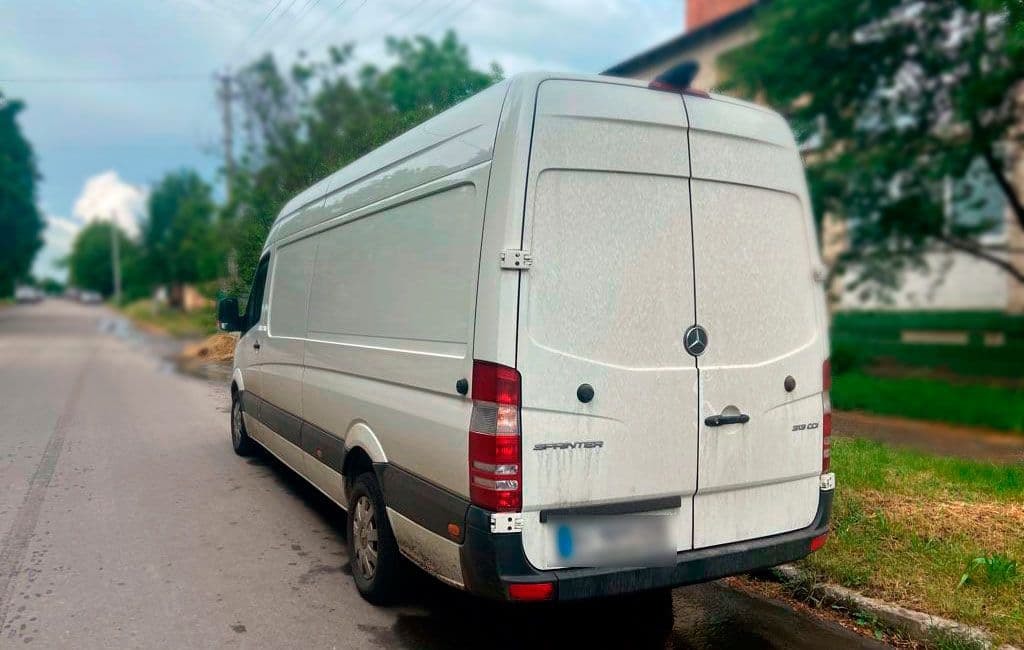 На Полтавщині зупинили бус з нелегальними цигарками та горілкою