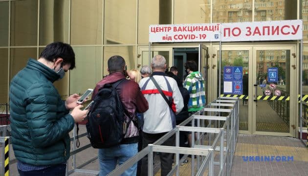 Чи працюватимуть на святкові вихідні центри вакцинації на Полтавщині