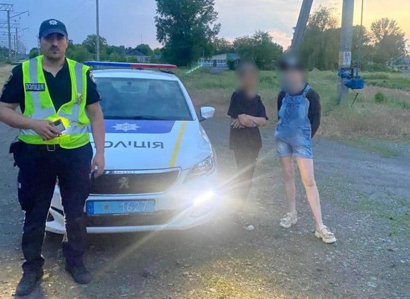 Двох дітей вночі висадили з поїзда на невідомій станції