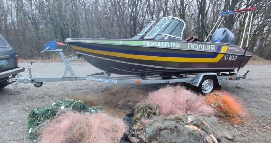 З Кременчуцького водосховища дістали понад 800 метрів сіток з рибою