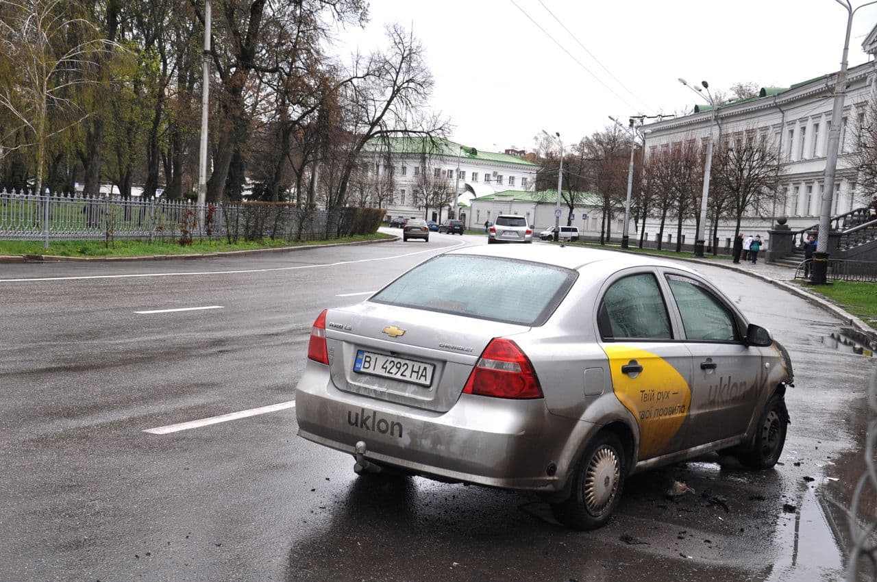 У центрі Полтави згорів автомобіль таксі Uklon