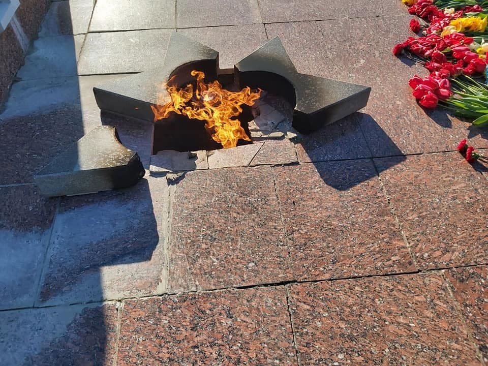 У Решетилівці жінка розбила зірку на пам'ятнику загиблим воїнам Другої світової війни