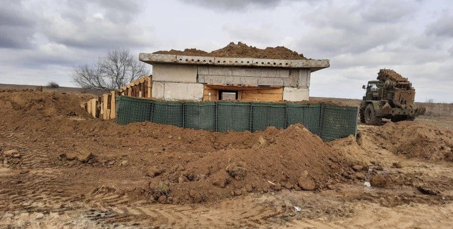 Окупанти на Херсонщині грабують місцевих, щоб збудувати бліндажі