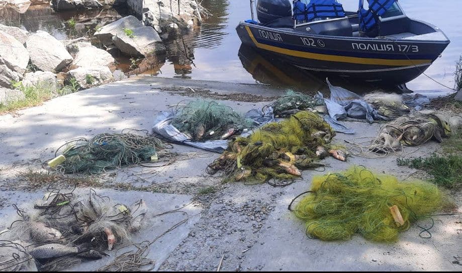 На водоймах Полтавщини знайшли понад кілометр браконьєрських сіток