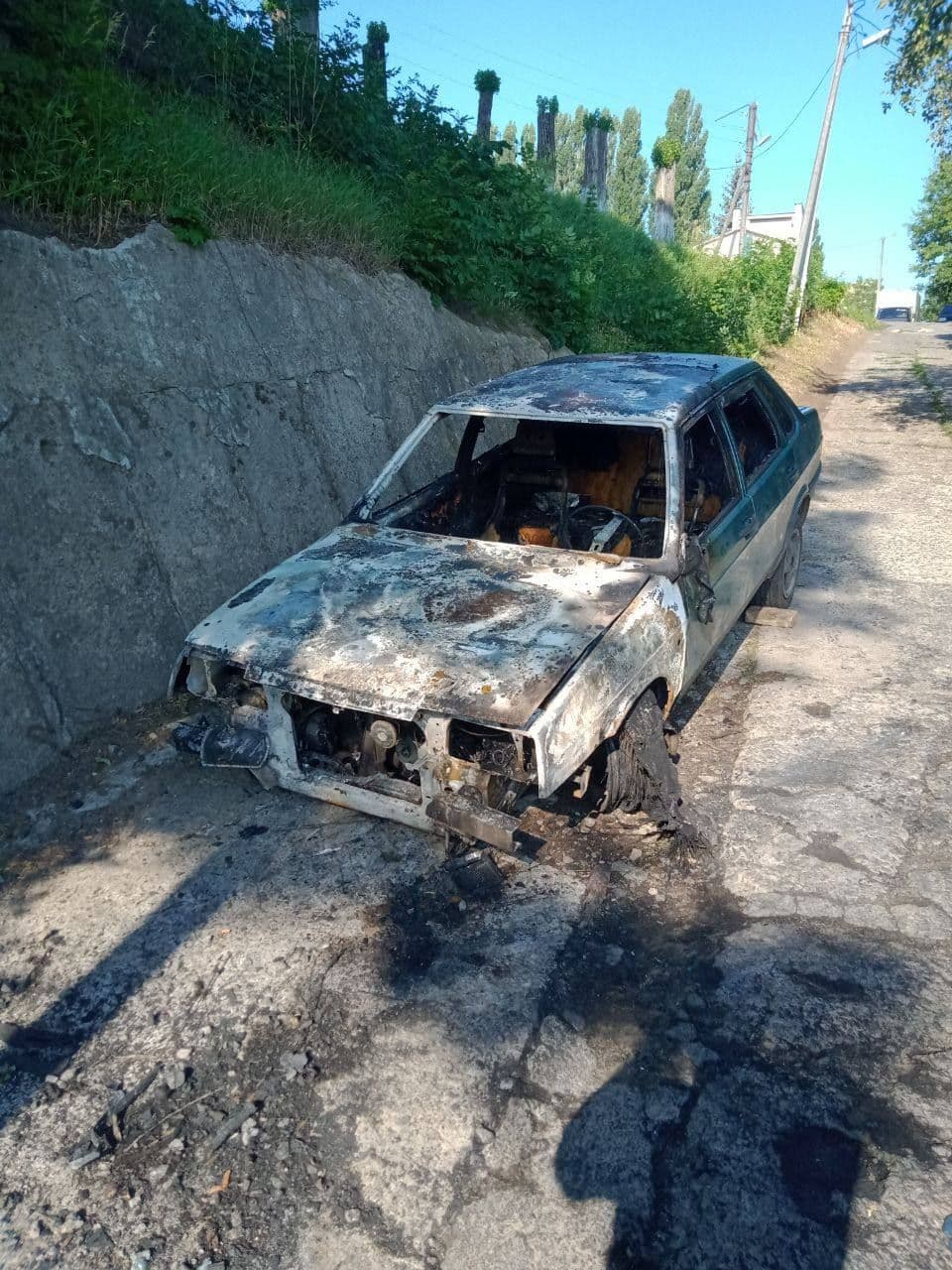 Вночі в Полтаві дотла згорів автомобіль (відео)