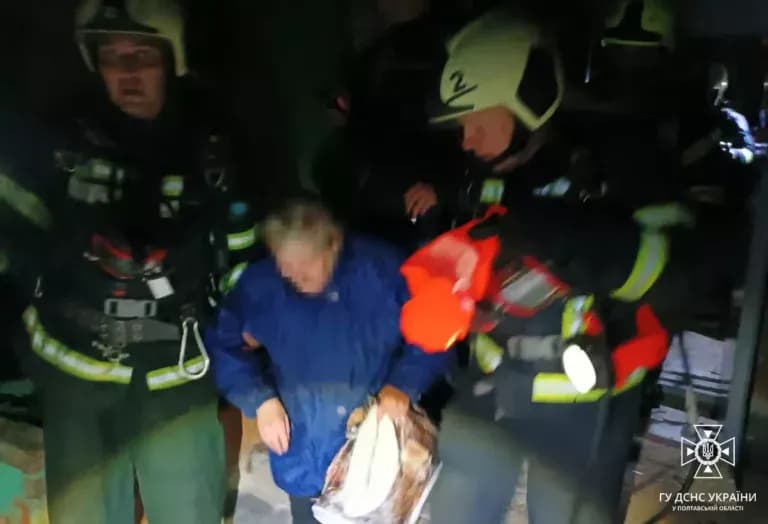 У Полтаві врятували двох людей із палаючого будинку