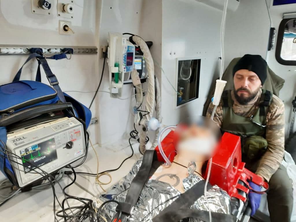 «Прикрити по медицині»: медики-добровольці ПДМШ ім. М. Пирогова рятують життя на фронті