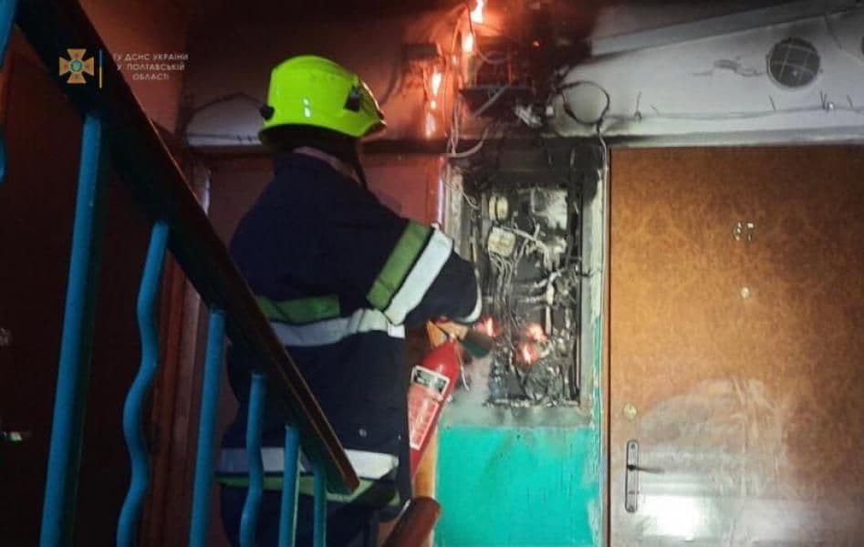 У Кременчуці в багатоповерхівці зайнялася електрощитова