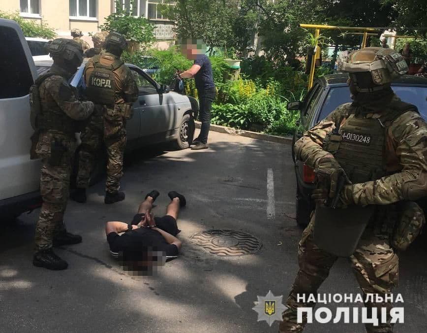 У Полтаві затримали трьох чоловіків, які вимагали гроші «за спокійне життя»