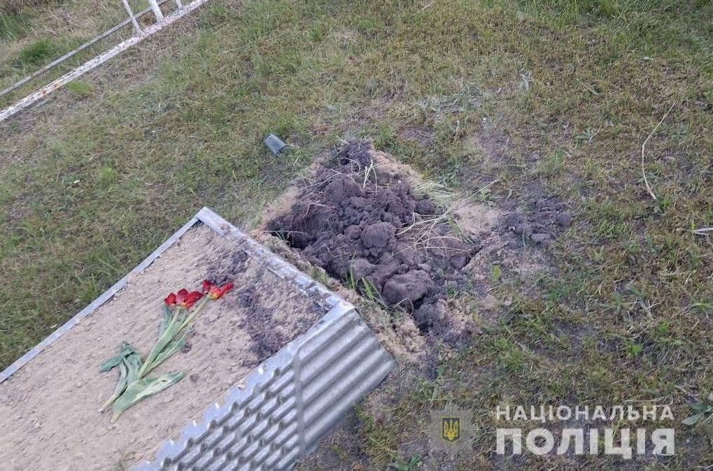 На одному з кладовищ Полтавщини вандали пошкодили дев'ять могил
