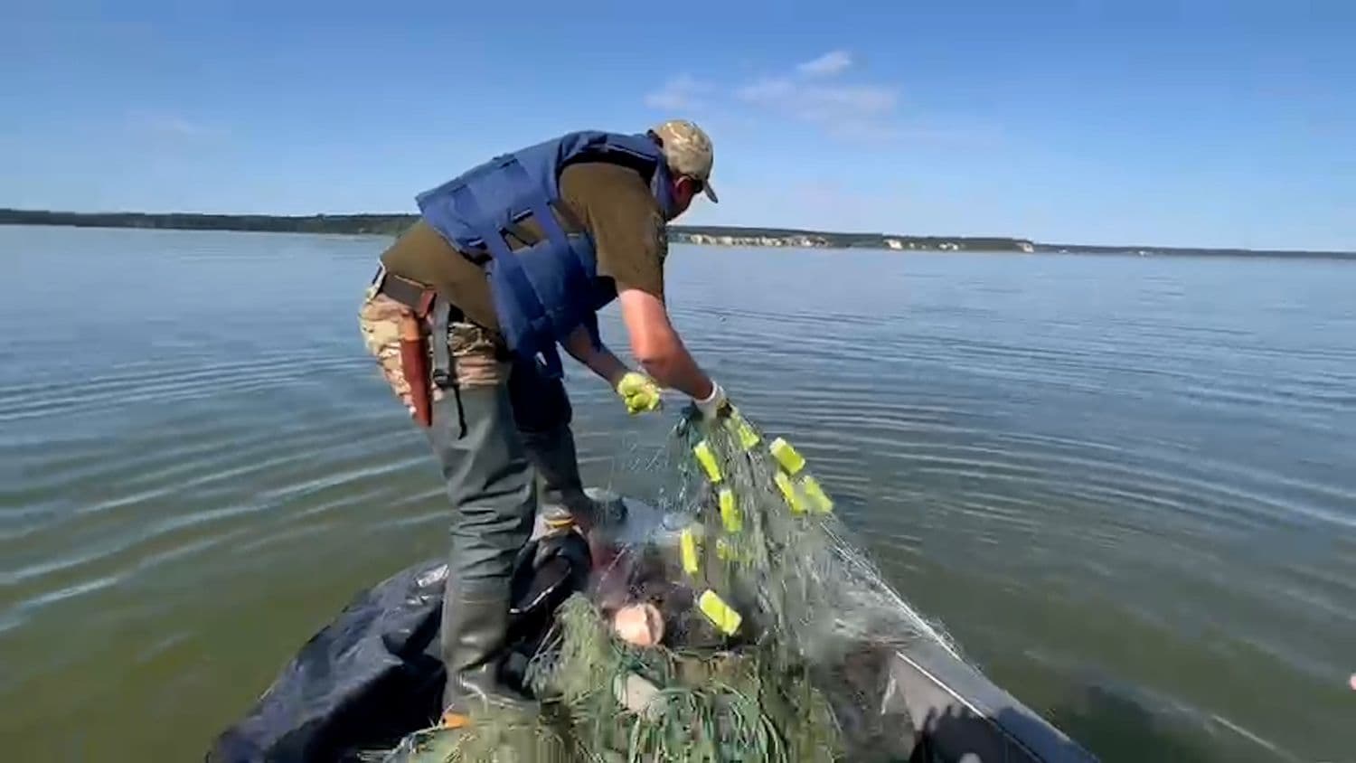 З водосховища на Полтавщині дістали два км сіток з рибою
