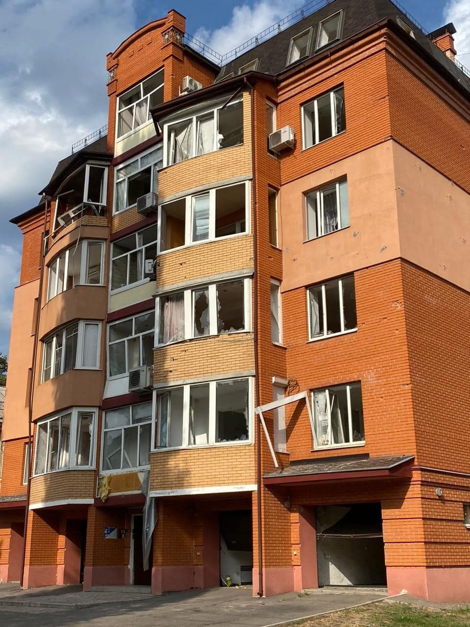 У Кременчуці комунальники ліквідують наслідки ракетної атаки (фото)