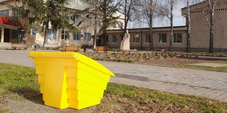 В Лохвиці встановили контейнери для піску та піщано-сольової суміші