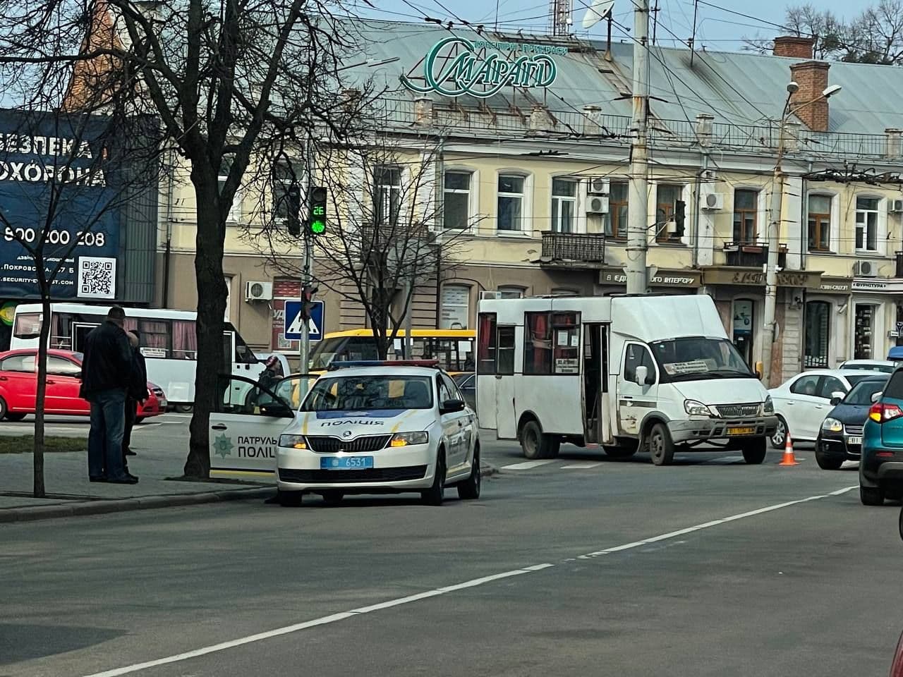 У центрі Полтави маршрутка збила жінку