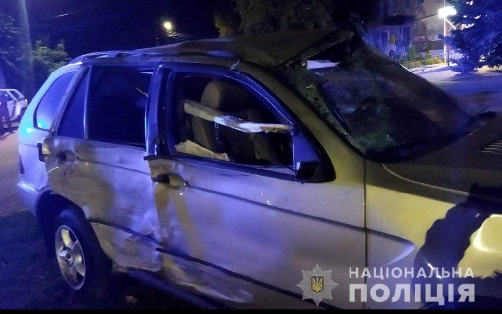 Водій з ознаками сп'яніння в'їхав у дерево, є постраждалі