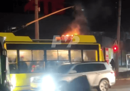 У Полтаві загорівся тролейбус через перепад напруги (відео)