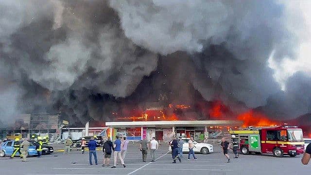 Роковини теракту в «Амсторі» – у Кременчуці вшанують пам'ять загиблих
