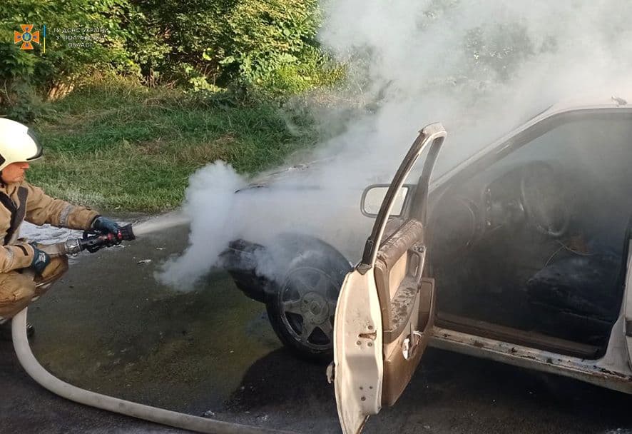 У Полтаві на Луговій горіло авто