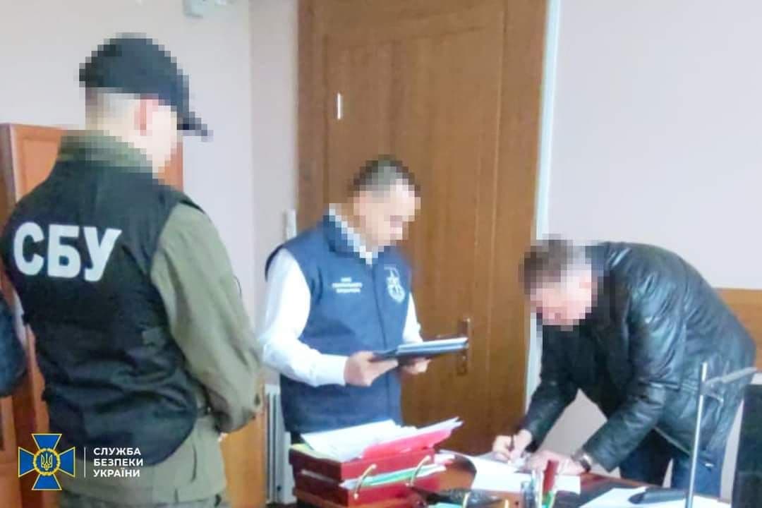 Заступника голови Полтавської облради підозрюють у виїзді за кордон під виглядом відрядження