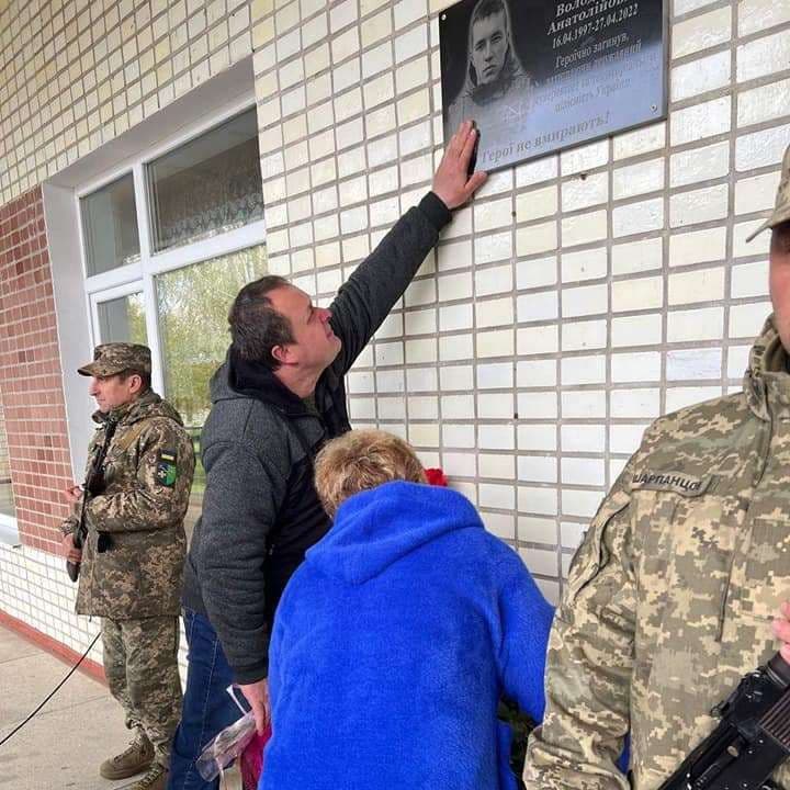 Загиблому захиснику з Полтавщини відкрили меморіальну дошку