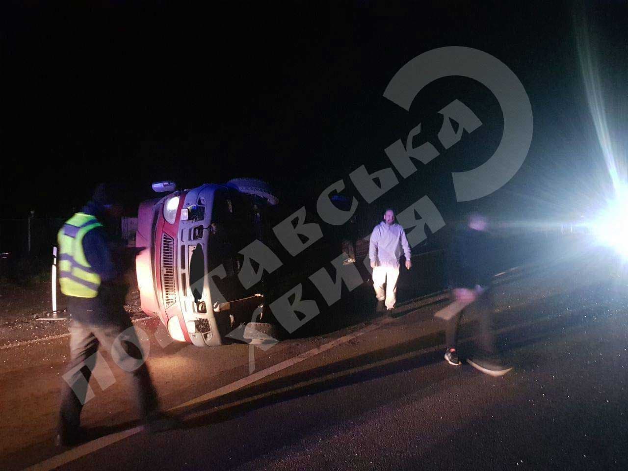 У Полтавському районі перекинулась маршрутка з людьми (оновлюється)